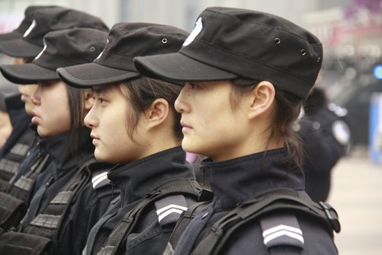 成都女子特警队惊艳亮相 市民连呼"太拉风"