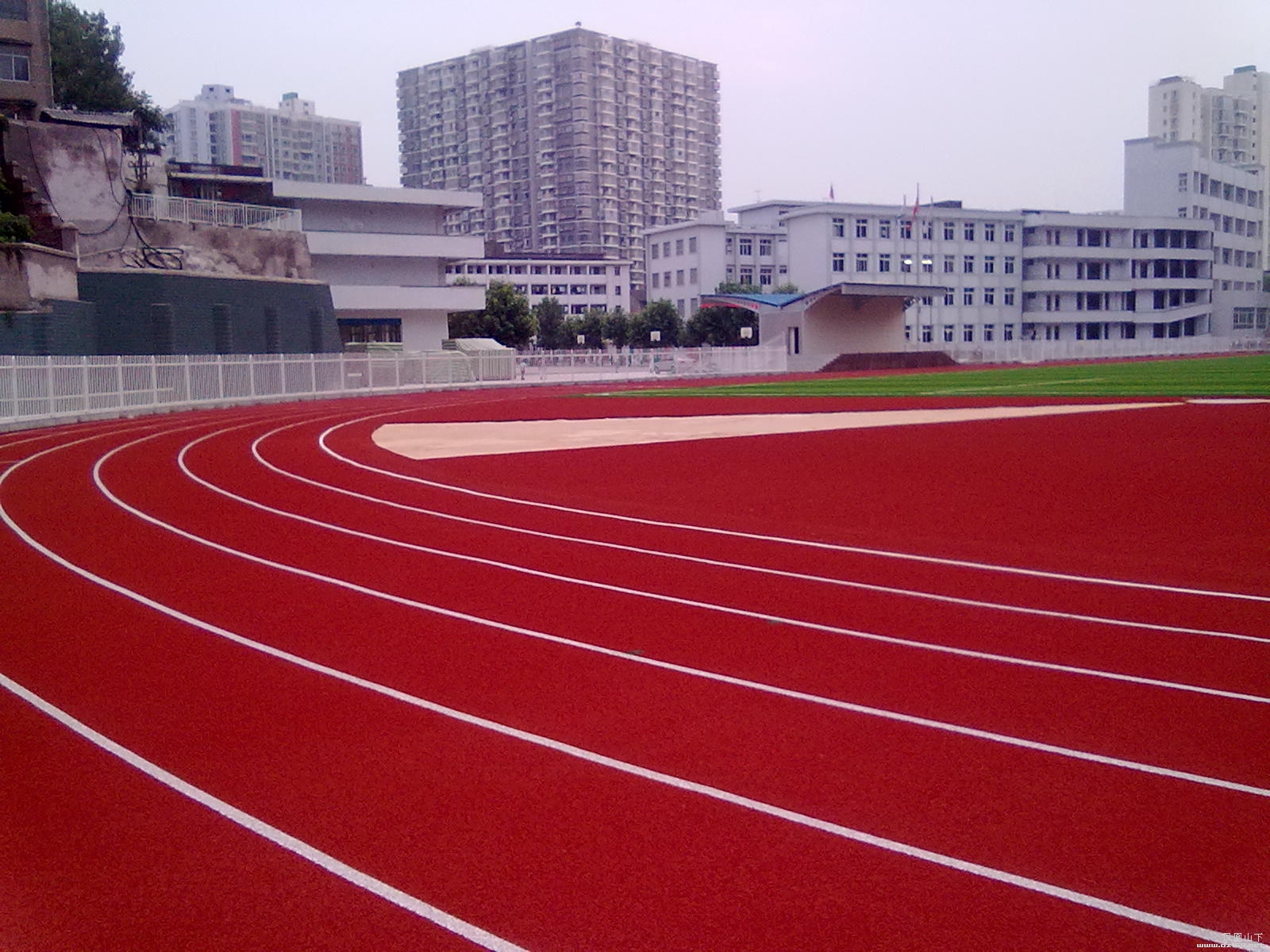 四川省电子商务学校省粮校足球场、四百米跑