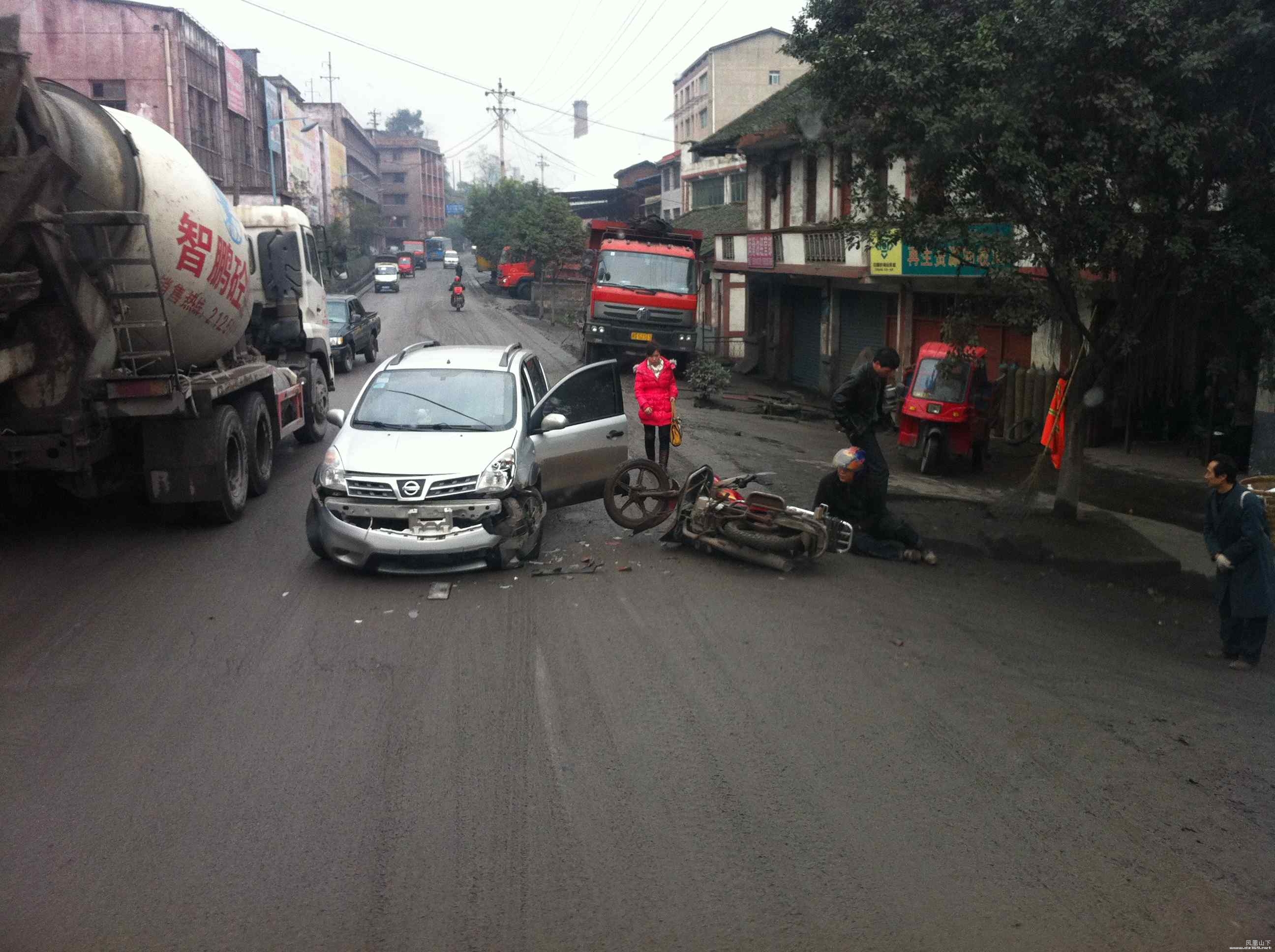 有图图片中的事故小车 为了避让往后到的货车.所以就绕行了一下.