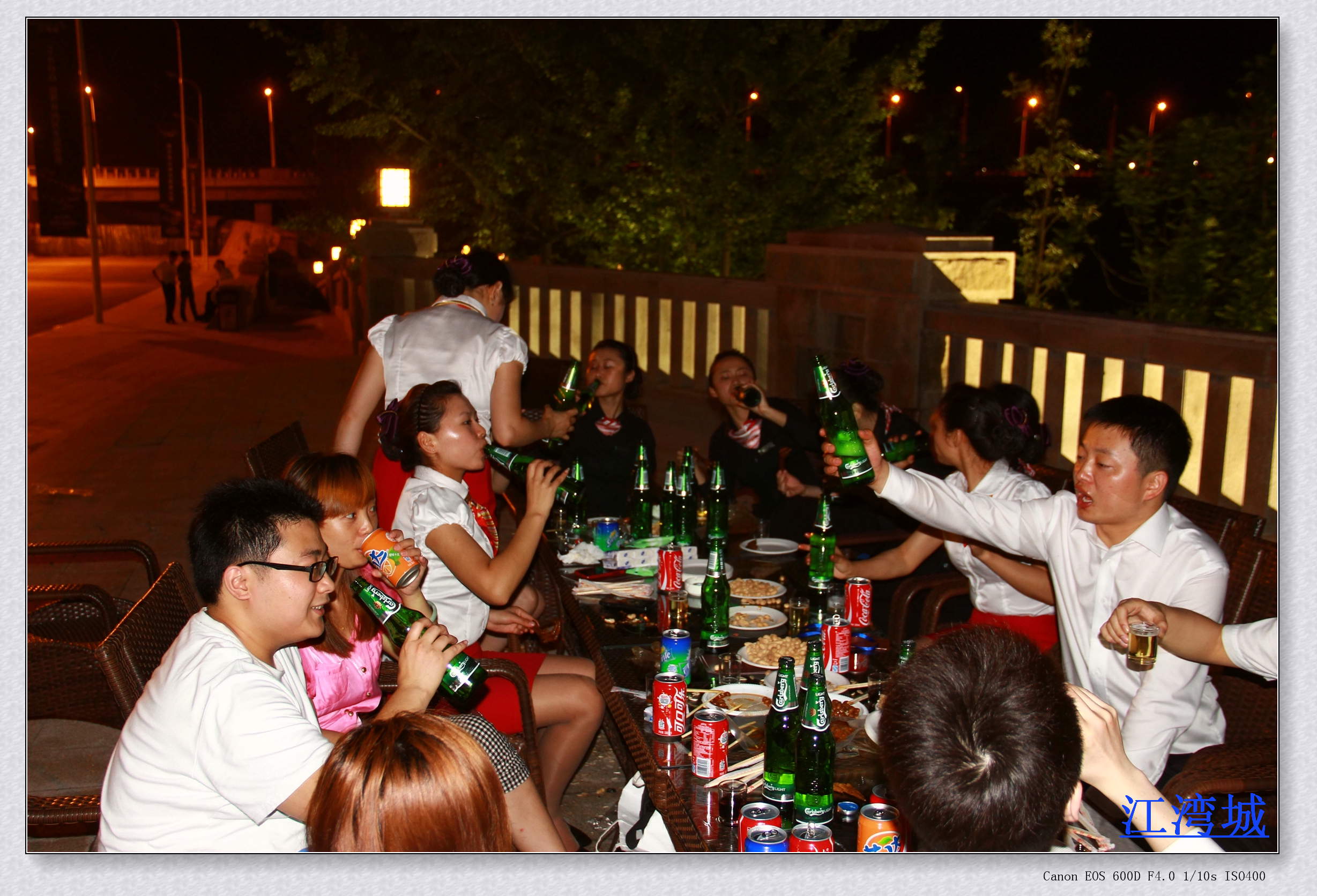 人们在酒吧喝酒照片摄影图片_ID:153426363-Veer图库