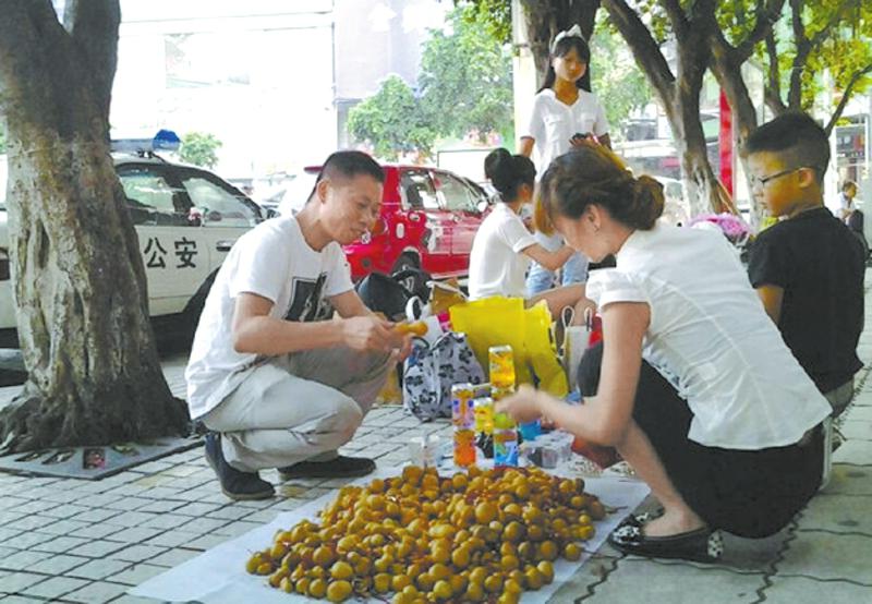 范蜀华正在摆地摊儿.jpg