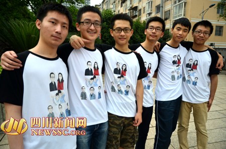 达州高三学生毕业合影留念 创意服装"玩坏"老师