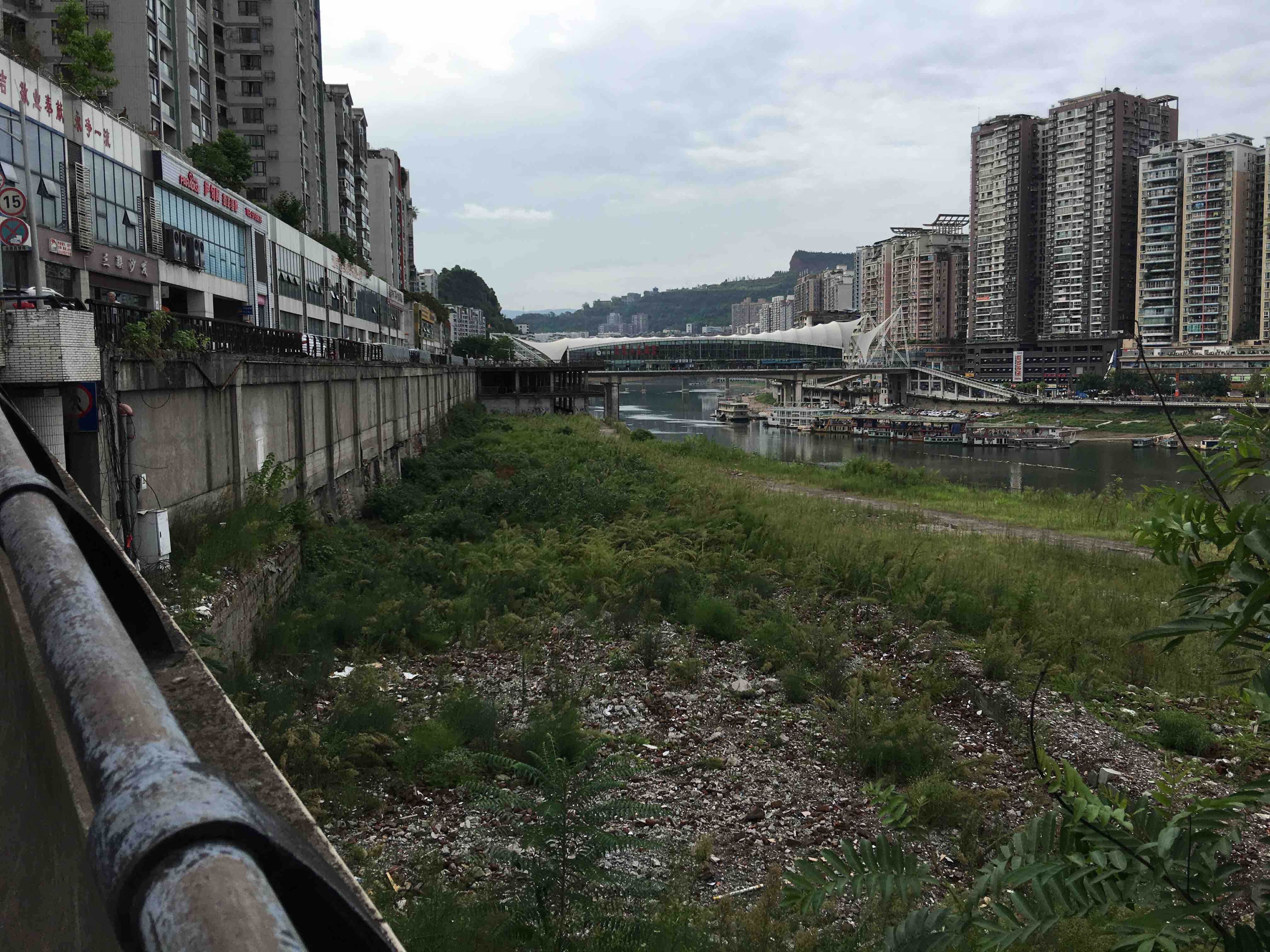 此地空起,赶紧用来修停车场应急也好嘛 - 今日