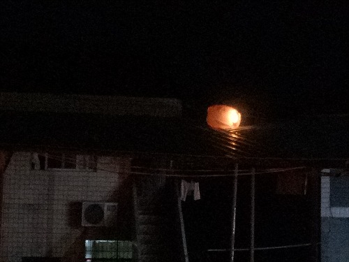 山书画院前市民燃放孔明灯差点酿成火灾事故