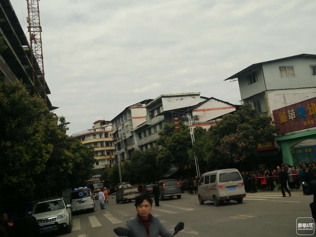 达川区河市镇有人欲跳楼