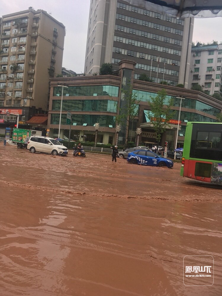 突降大雨,达州南外各路口看海