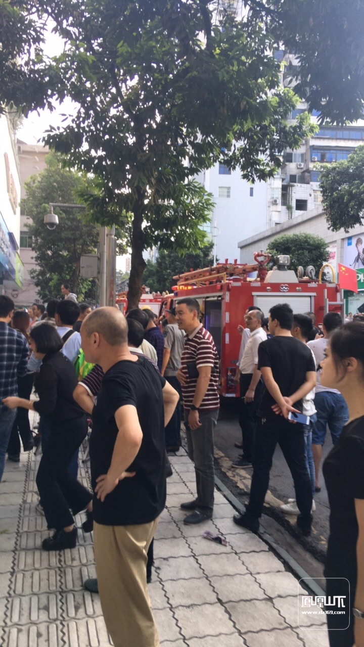 老通州对面转转楼下巷子里刚刚起火了 - 今日达