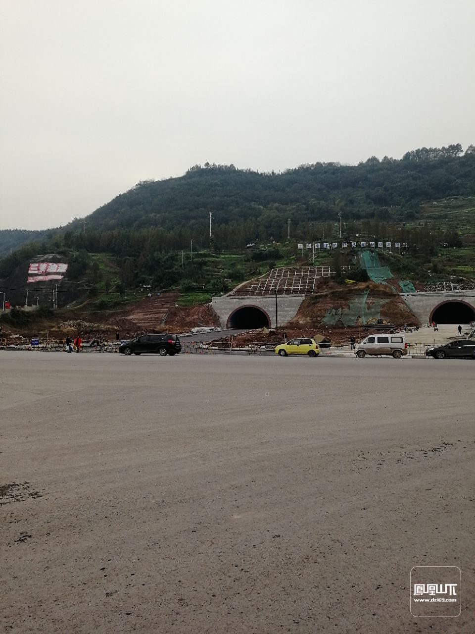 杨柳垭火峰山隧道进入路面敷设,最后阶段.月底通车在望…!