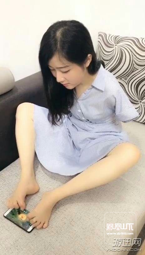 90后无臂女孩用脚直播成网红玩王者荣耀很厉害扬