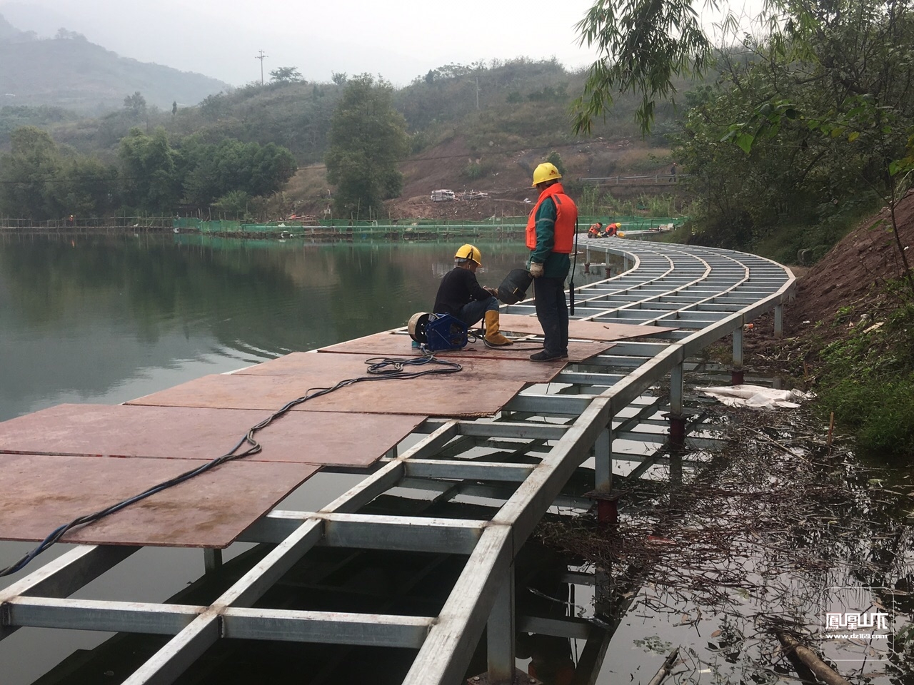 好消息:莲花湖公园二期工程水上栈道下月底竣工 今日达州 凤凰山