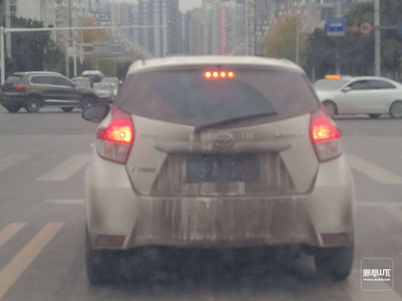 不好意思,手机不行,车牌都拍不清楚