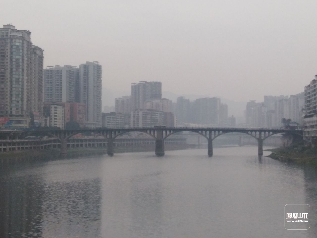 达州主城区红旗大桥横跨州河两端,连接通川区与达川区经济交通大动脉