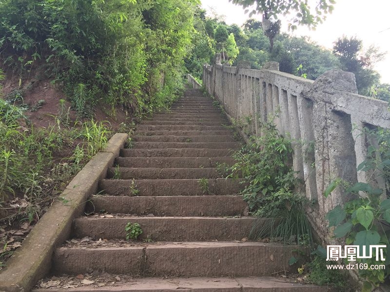 爬火峰山俯瞰达州南城图集