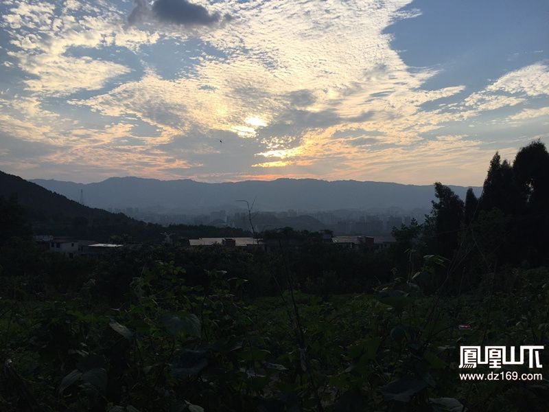 爬火峰山俯瞰达州南城图集