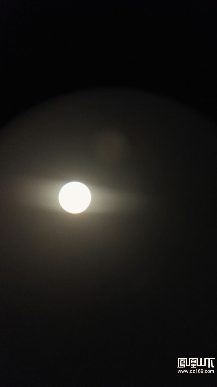 冬天难得一见的大月亮实际要比照片里看起大得多,很圆