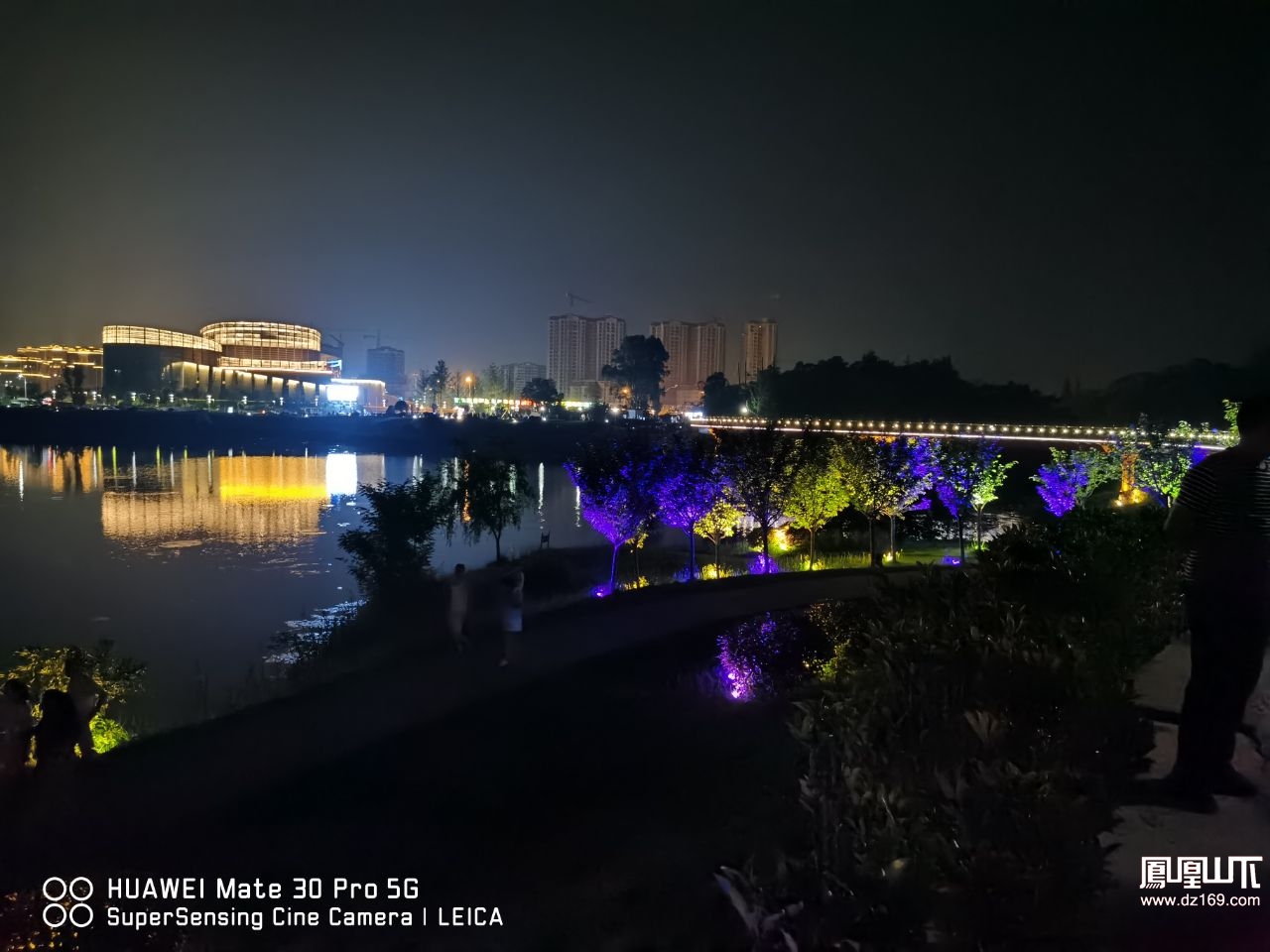 莲花湖夜景 - 今日达州 - 凤凰山下 - powered by