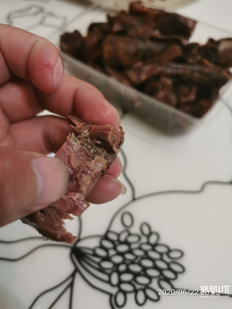 食品监督局的领导们快来看看多一多长蛆的食品你们是怎么监督的?