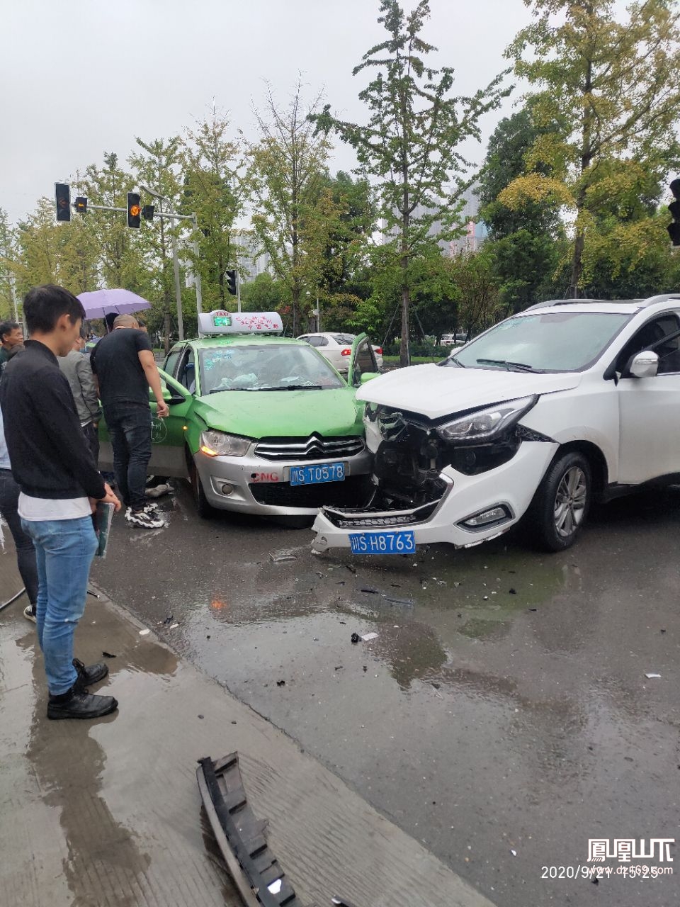 塔坨湿地公园发生车祸,雨天路滑,谨慎慢行.