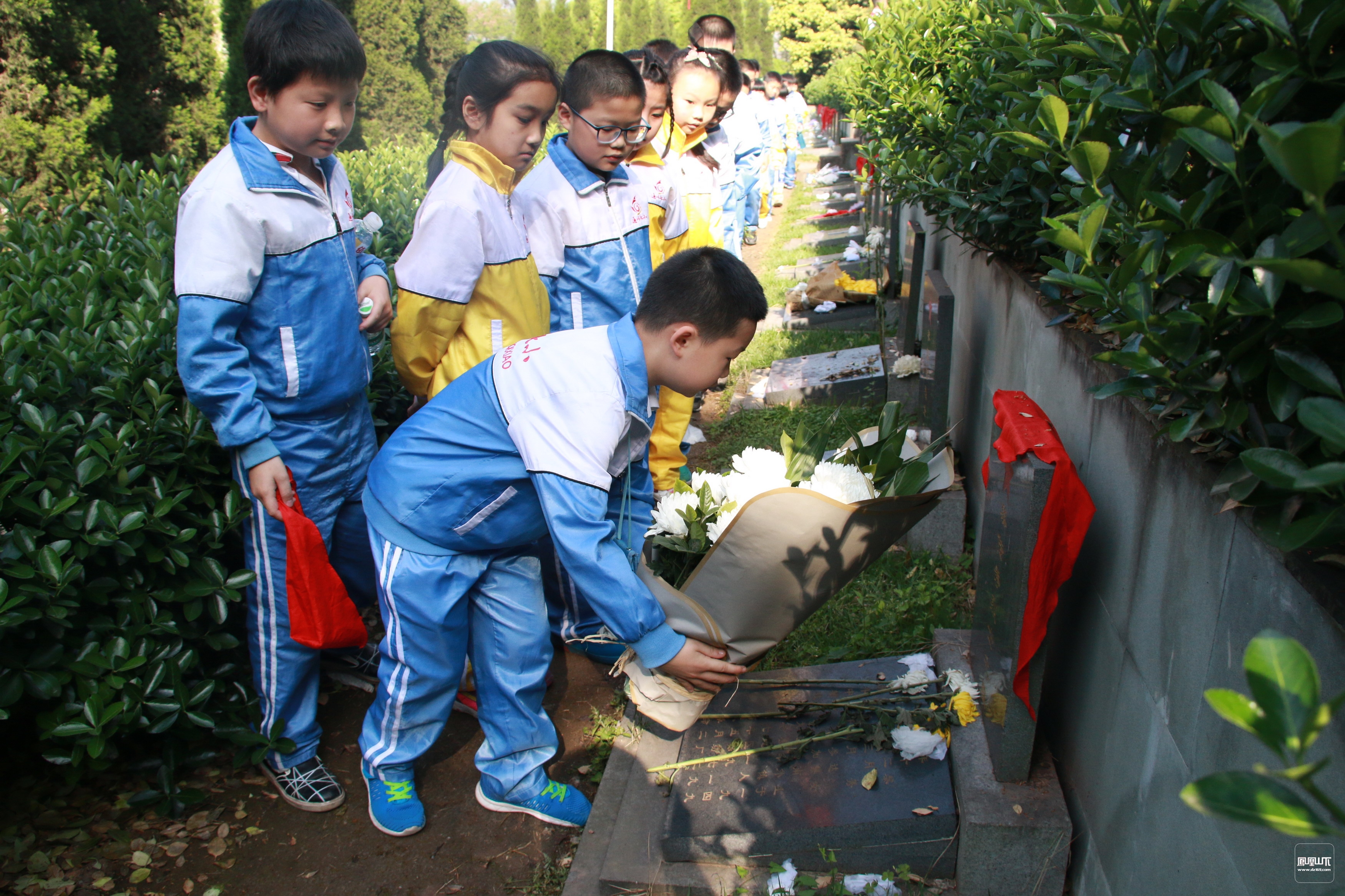 缅怀先烈爱国魂幸福不忘英雄史通川区七小学生清明祭英烈活动报道