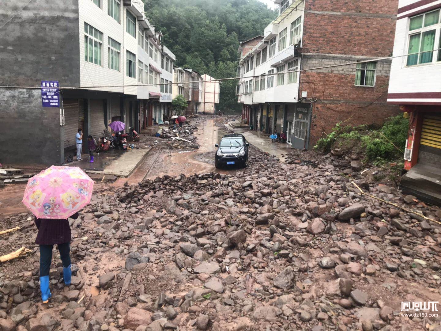 达州万源竹峪镇遭受强降雨消防赶赴现场开展救援工作