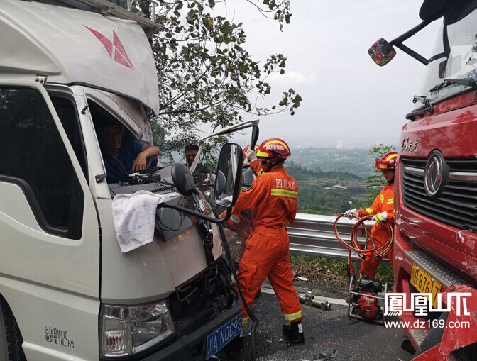 达州渠县两辆货车相撞致一人被困消防紧急救援