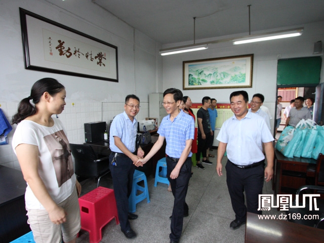 达川中学党委书记代光兵带领校级领导慰问毕业年级教师