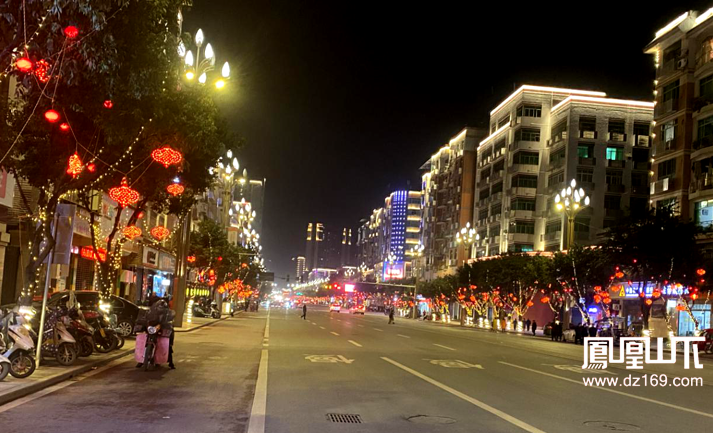 为营造浓郁的节日氛围,点缀出最美开江夜景,开江县路灯所经过一个多月