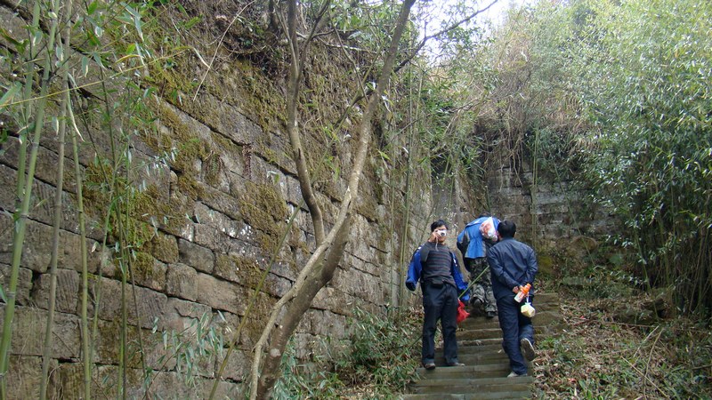 三地摩友畅游开江峨城山