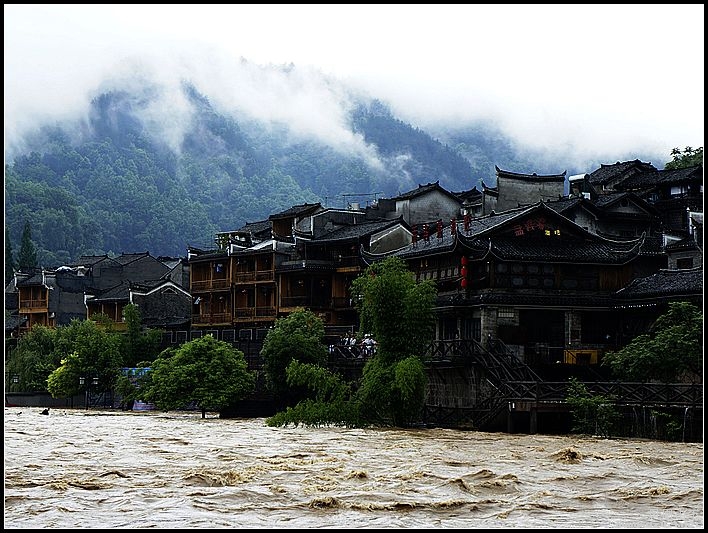 雨中边城