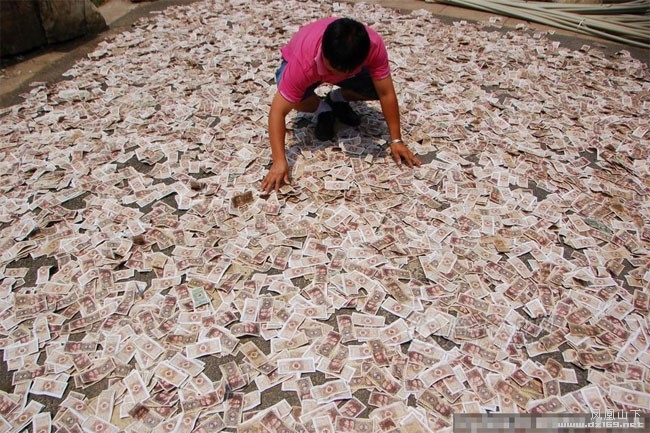万吨人民币堆成山图图片