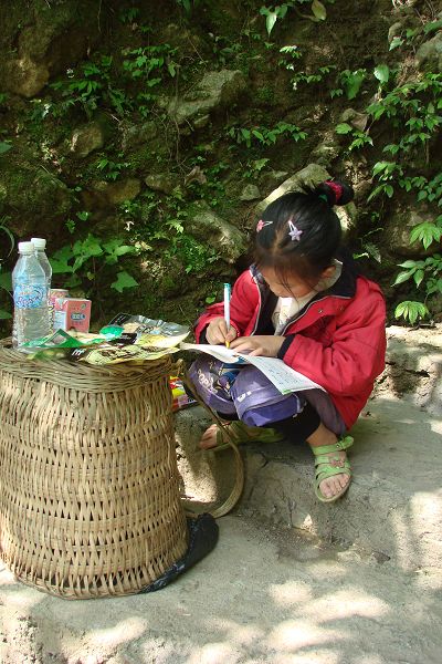 偶遇山里学生娃让人心酸又感动