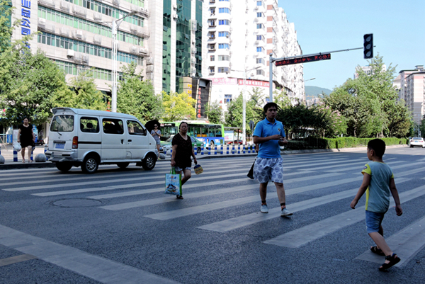 南外老車站金絲街口人行道紅綠燈不亮存交通安全隱患圖