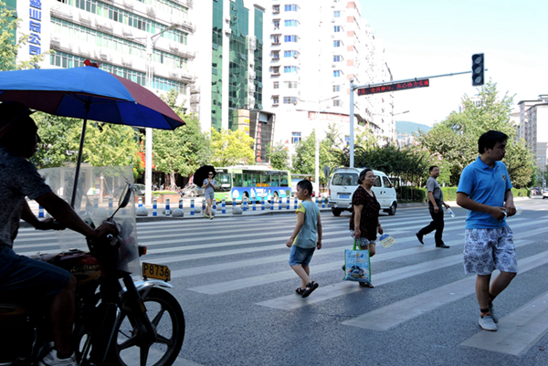 南外老車站金絲街口人行道紅綠燈不亮存交通安全隱患圖