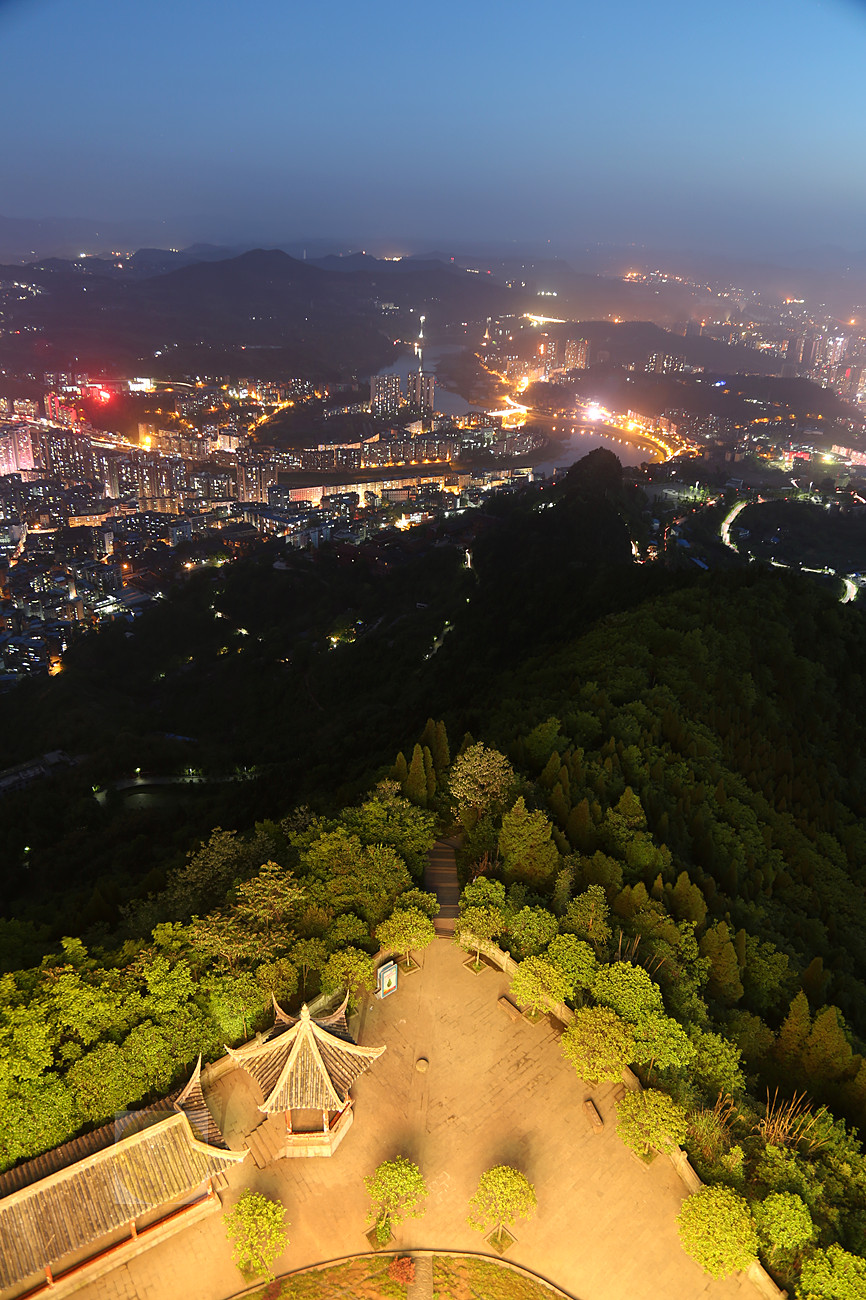 达州凤凰山夜景图片