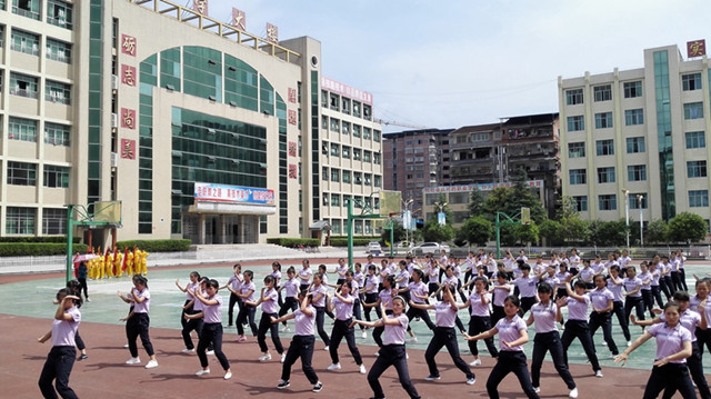 宣漢縣昆池職高學生課間操(餘門拳) 座談會上,與會人員對我市近年來