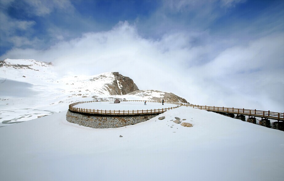 达古冰山迎来今秋第一场雪,美cry了!