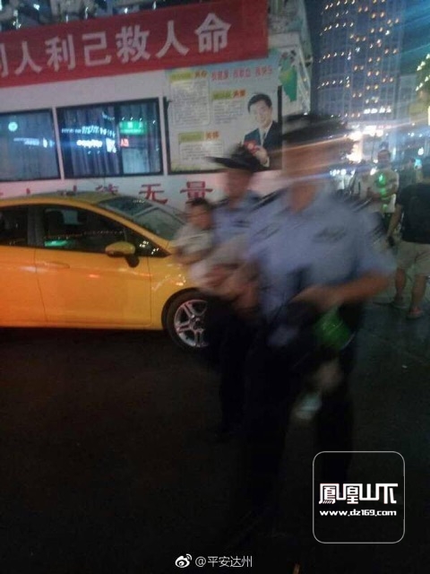 8岁小男孩滑旱冰时不慎摔倒痛得哇哇直哭,夜巡