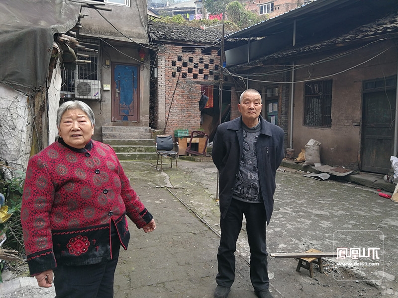 80岁的彭大秀和75岁的段道发站在自己的彭家院子_副本.jpg