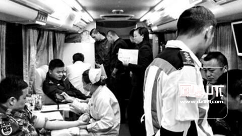 客车侧翻致多人受伤民众排队献血救伤者2月2