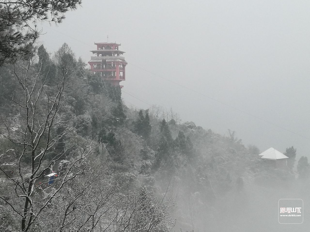 凤凰山大雪纷飞