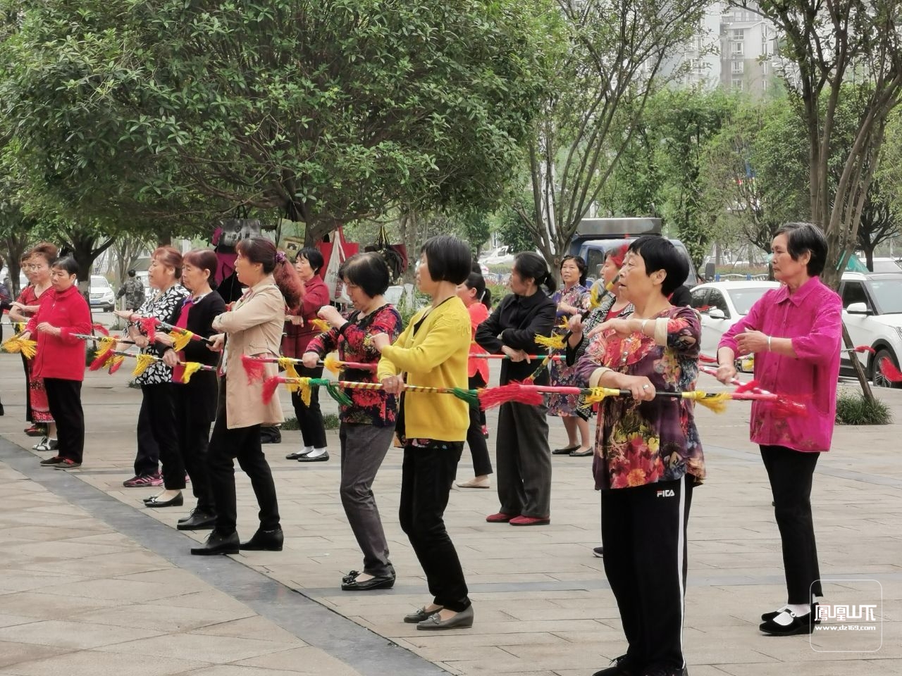 达城市民兴起跳钱棍舞