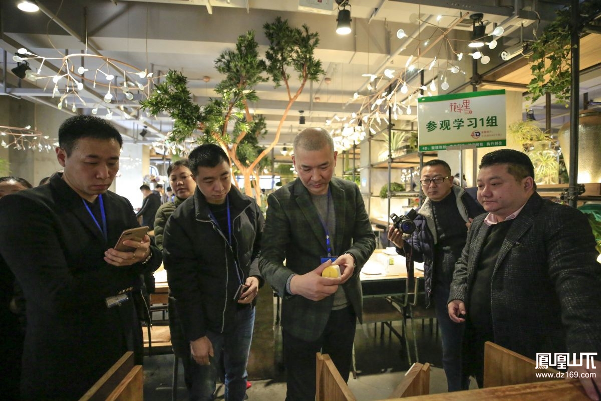 通川餐饮协会会长符波仔细了解中