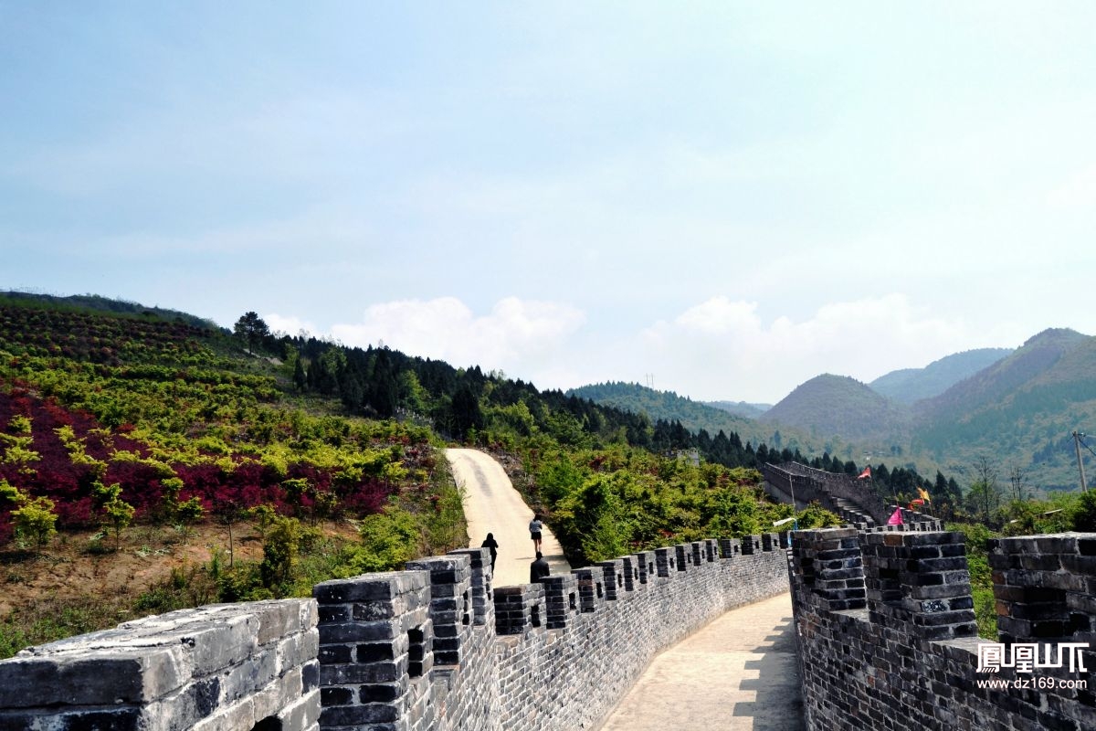 春游賨花寨,城墙空中盘,徐徐清风里,屡屡馨香来.8.jpg