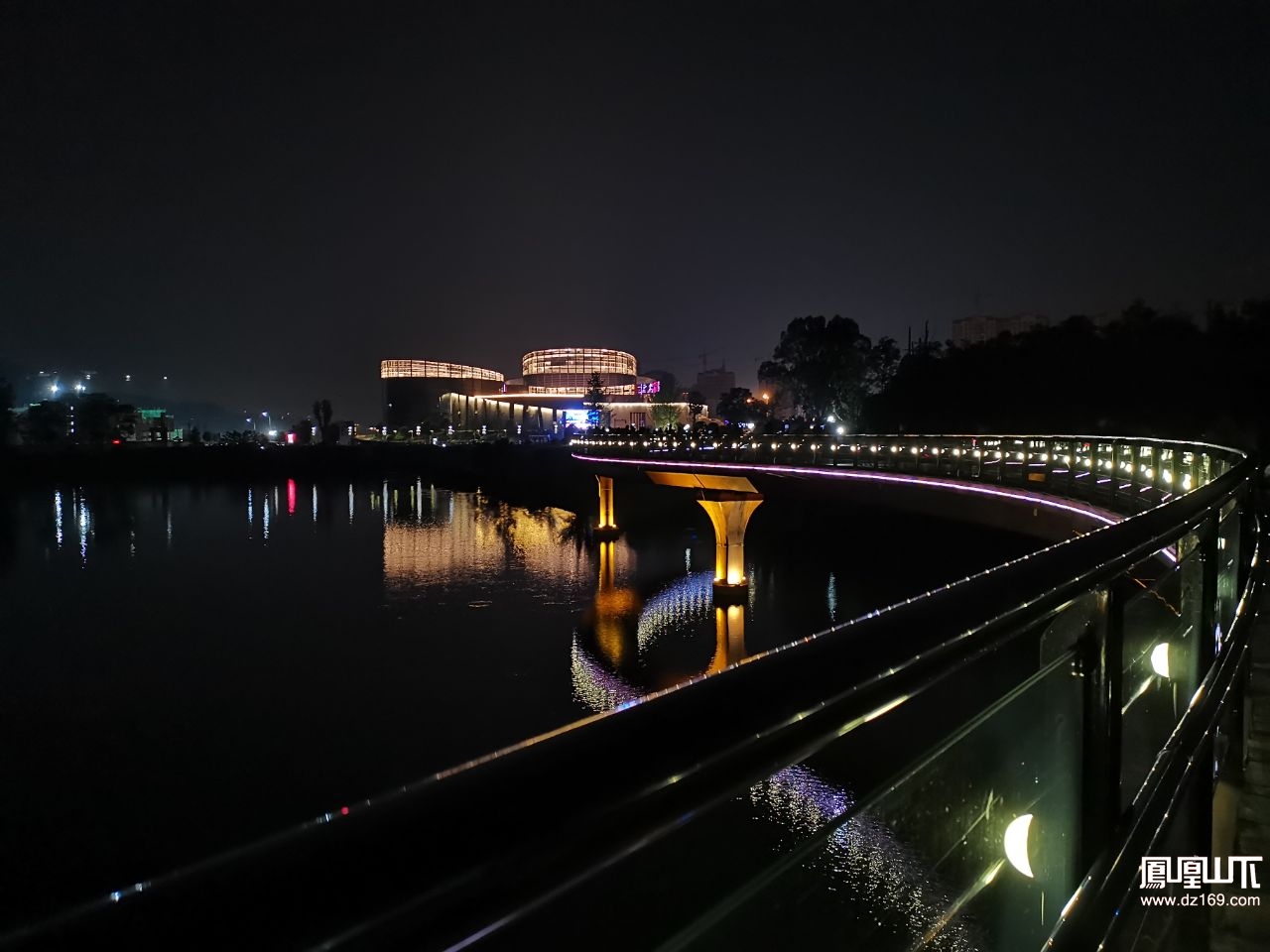 贺州爱莲湖夜景图片