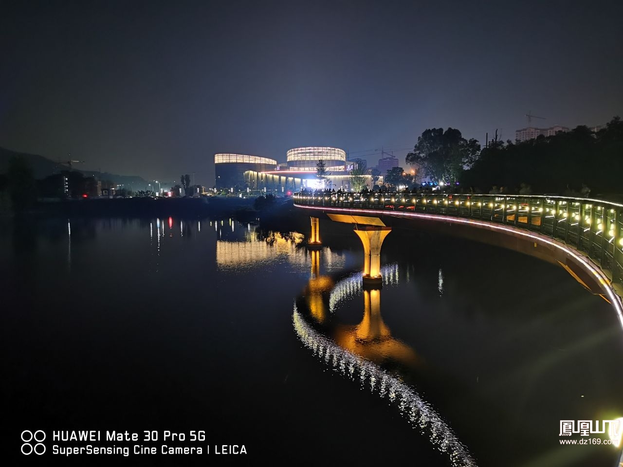 莲花湖夜景