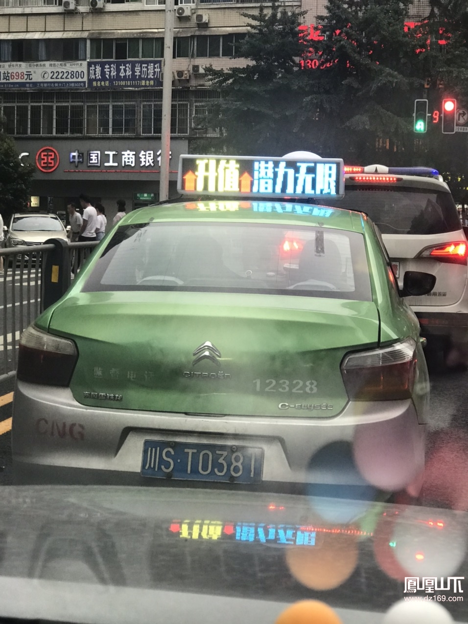 真的是達州公路是出租車的,變道不打轉彎燈,這麼擠我 - 今日達州