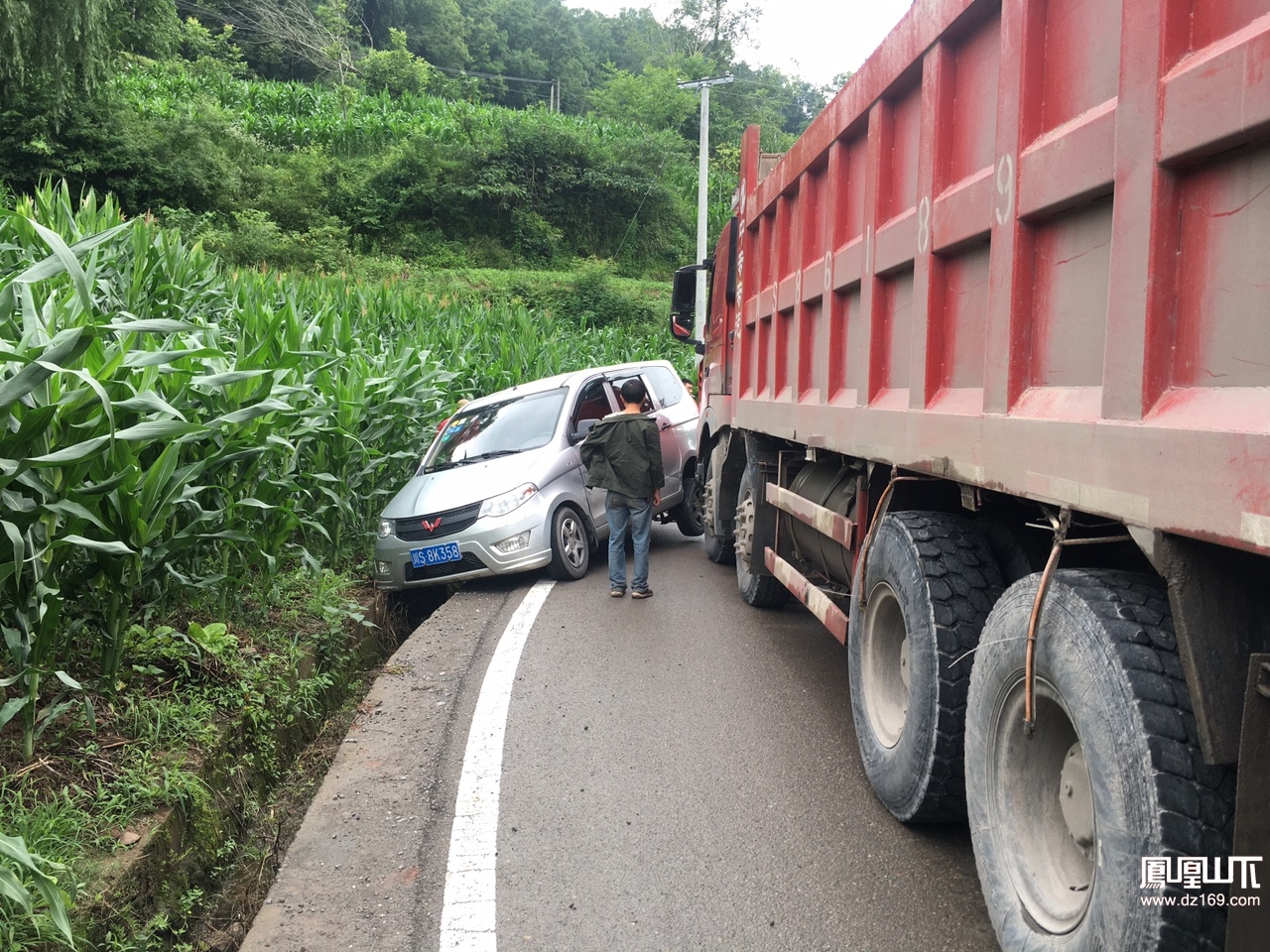 万源魏罗路上发生一起车祸事故