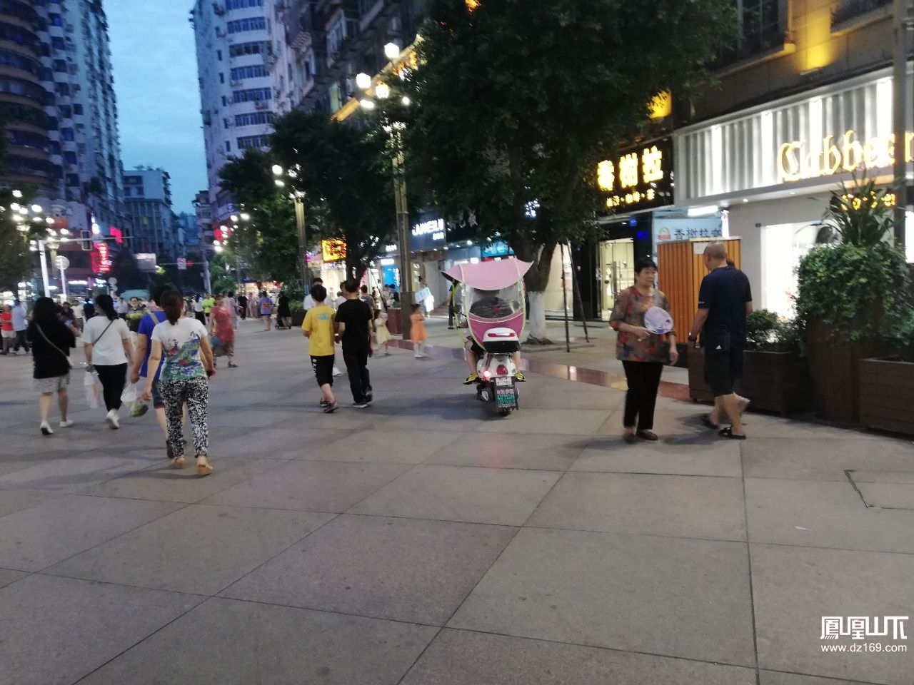 大北街步行街车来车往