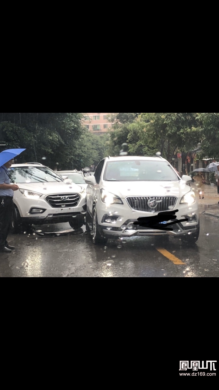 雨天轻微撞车事故图片图片