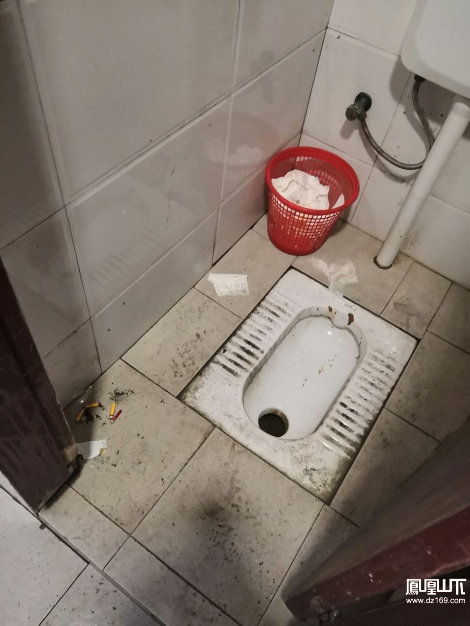 厕所太脏了 